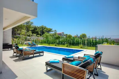 Bazen u objektu Villa Spuga ili u blizini
