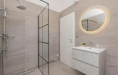Kupaonica u objektu Awesome Apartment In Bilice With Wifi