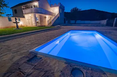 Bazen u objektu Villa Matanov dvorac ili u blizini