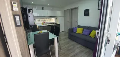 Kuhinja ili čajna kuhinja u objektu Pirovac Premium Luksuzni Mobile-Home on the beach 6 ležaja satelit tv wifi klima 2 x wc velika terasa full opremljena ljubimci dozvoljeni parkirno mjesto 10m do plaže pogodno za djecu mali obiteljski kamp 100m do centra mjesta