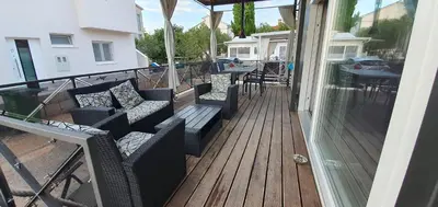 Balkon ili terasa u objektu Pirovac Premium Luksuzni Mobile-Home on the beach 6 ležaja satelit tv wifi klima 2 x wc velika terasa full opremljena ljubimci dozvoljeni parkirno mjesto 10m do plaže pogodno za djecu mali obiteljski kamp 100m do centra mjesta
