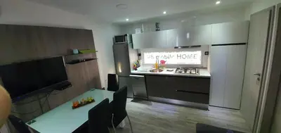 Kuhinja ili čajna kuhinja u objektu Pirovac Premium Luksuzni Mobile-Home on the beach 6 ležaja satelit tv wifi klima 2 x wc velika terasa full opremljena ljubimci dozvoljeni parkirno mjesto 10m do plaže pogodno za djecu mali obiteljski kamp 100m do centra mjesta