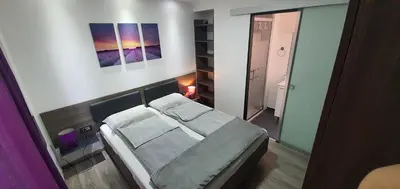 Krevet ili kreveti u jedinici u objektu Pirovac Premium Luksuzni Mobile-Home on the beach 6 ležaja satelit tv wifi klima 2 x wc velika terasa full opremljena ljubimci dozvoljeni parkirno mjesto 10m do plaže pogodno za djecu mali obiteljski kamp 100m do centra mjesta