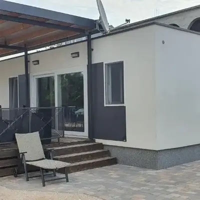 Pirovac Premium Luksuzni Mobile-Home on the beach 6 ležaja satelit tv wifi klima 2 x wc velika terasa full opremljena ljubimci dozvoljeni parkirno mjesto 10m do plaže pogodno za djecu mali obiteljski kamp 100m do centra mjesta