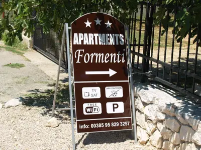 Certifikat, nagrada, logo ili neki drugi dokument izložen u objektu Apartments & Rooms Formenti