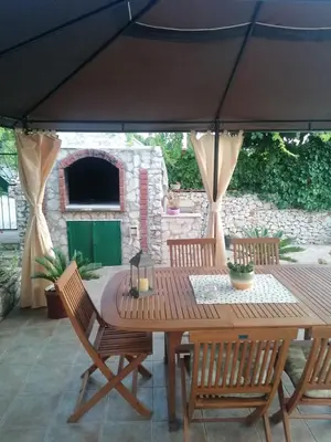 Popločani dio dvorišta ili vanjski dio objekta Apartman Marin