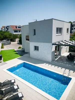 Bazen u objektu Villa Lumaka Sun - Amazing Home In Brodarica with 4 Bedrooms, Wifi, Outdoor Swimming Pool and Heated Swimming Pool ili u blizini