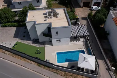 Bazen u objektu Villa Lumaka Sun - Amazing Home In Brodarica with 4 Bedrooms, Wifi, Outdoor Swimming Pool and Heated Swimming Pool ili u blizini