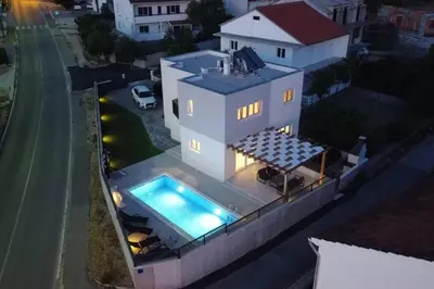 Bazen u objektu Villa Lumaka Sun - Amazing Home In Brodarica with 4 Bedrooms, Wifi, Outdoor Swimming Pool and Heated Swimming Pool ili u blizini