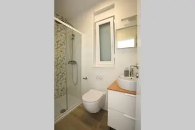 Kupaonica u objektu Villa Lumaka Sun - Amazing Home In Brodarica with 4 Bedrooms, Wifi, Outdoor Swimming Pool and Heated Swimming Pool