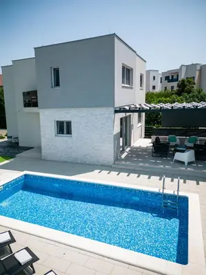 Bazen u objektu Villa Lumaka Sun - Amazing Home In Brodarica with 4 Bedrooms, Wifi, Outdoor Swimming Pool and Heated Swimming Pool ili u blizini