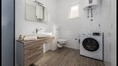 Kupaonica u objektu Olive Tree House with Jacuzzi, WiFi and 40m2 pool