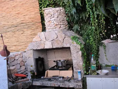 Oprema za roštilj dostupna gostima apartmana