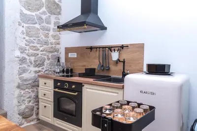 Kuhinja ili čajna kuhinja u objektu Apartmani Španja