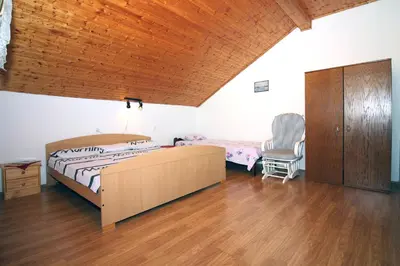 Krevet ili kreveti u jedinici u objektu APARTMANI JADRANKA s pogledom na more