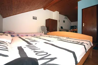 Krevet ili kreveti u jedinici u objektu APARTMANI JADRANKA s pogledom na more