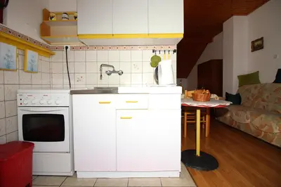 Kuhinja ili čajna kuhinja u objektu APARTMANI JADRANKA s pogledom na more