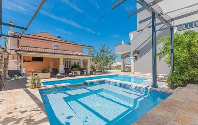 Bazen u objektu 1 Bedroom Lovely Apartment In Brodarica ili u blizini