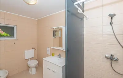 Kupaonica u objektu 1 Bedroom Lovely Apartment In Brodarica
