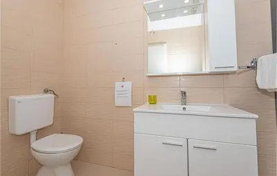 Kupaonica u objektu 1 Bedroom Lovely Apartment In Brodarica