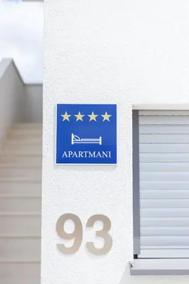 Certifikat, nagrada, logo ili neki drugi dokument izložen u objektu Villa Aliara Pool Apartment