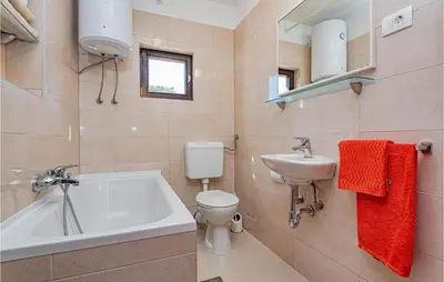 Kupaonica u objektu 3 Bedroom Cozy Apartment In Brodarica