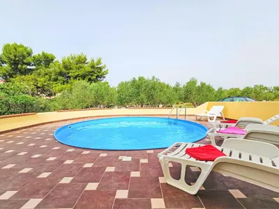 Bazen u objektu Apartment Butko by Interhome ili u blizini