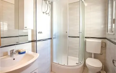 Kupaonica u objektu Cozy Apartment In Zecevo Rogoznicko