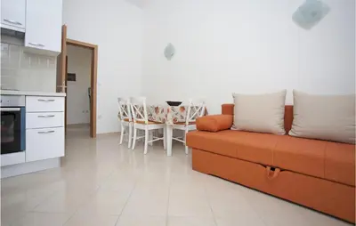 Kuhinja ili čajna kuhinja u objektu Lovely Apartment In Zecevo Rogoznicko