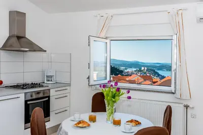 Kuhinja ili čajna kuhinja u objektu Apartment Anamarija with sea view