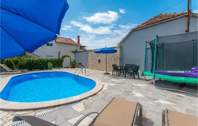 Bazen u objektu Gorgeous Apartment In Banjevci ili u blizini