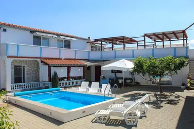 Bazen u objektu Ferienwohnung in Tribunj mit Meerblick, Balkon, Klimaanlage, W-LAN 5034-3 ili u blizini