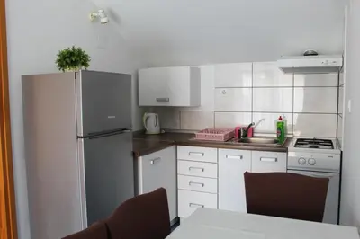 Kuhinja ili čajna kuhinja u objektu Ferienwohnung in Tribunj mit Meerblick, Balkon, Klimaanlage, W-LAN 5034-3