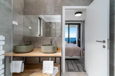 Kupaonica u objektu Seaview Villa Dolac with heated pool, a Hot tub, Finnish sauna and Billiards