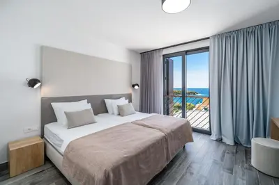 Krevet ili kreveti u jedinici u objektu Seaview Villa Dolac with heated pool, a Hot tub, Finnish sauna and Billiards
