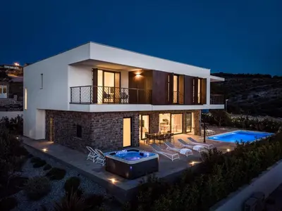Bazen u objektu Seaview Villa Dolac with heated pool, a Hot tub, Finnish sauna and Billiards ili u blizini