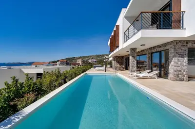 Bazen u objektu Seaview Villa Dolac with heated pool, a Hot tub, Finnish sauna and Billiards ili u blizini