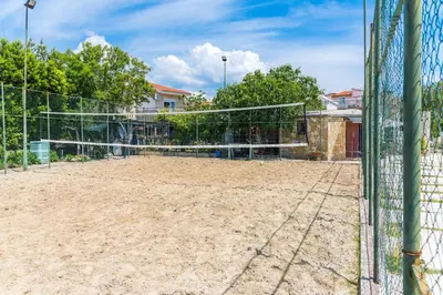 Tereni za tenis i/ili skvoš u sklopu objekta Luxury Villa in Rogoznica with Pool ili u blizini