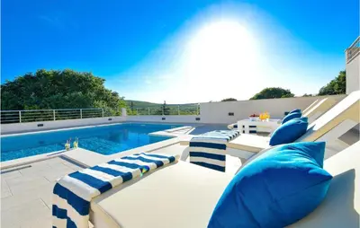 Bazen u objektu Luxurious Home In Unesic With Sauna ili u blizini