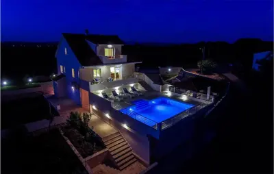 Bazen u objektu Luxurious Home In Unesic With Sauna ili u blizini