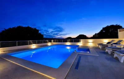Bazen u objektu Luxurious Home In Unesic With Sauna ili u blizini