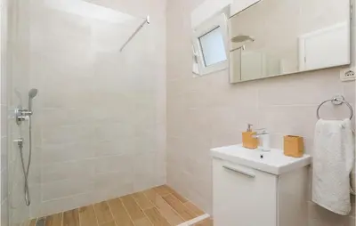 Kupaonica u objektu Pet Friendly Home In Zatoglav