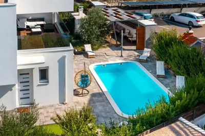 Bazen u objektu Villa Nika ili u blizini