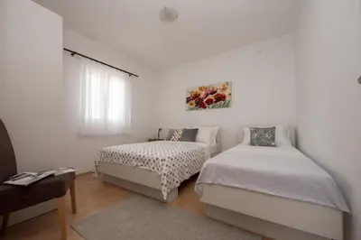 Krevet ili kreveti u jedinici u objektu Spacious apartment Zivkovic with balcony, big garden and grill