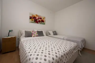 Krevet ili kreveti u jedinici u objektu Spacious apartment Zivkovic with balcony, big garden and grill