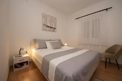 Krevet ili kreveti u jedinici u objektu Spacious apartment Zivkovic with balcony, big garden and grill