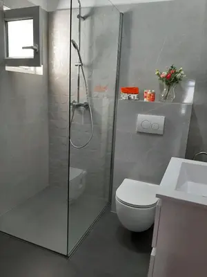 Kupaonica u objektu Spacious apartment Zivkovic with balcony, big garden and grill