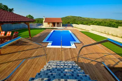 Bazen u objektu Villa Julija ili u blizini
