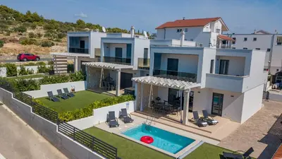 Bazen u objektu villa GOLDEN ROSE ili u blizini