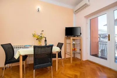 TV i/ili zabavni centar u objektu Apartments and Room Agiss with pool